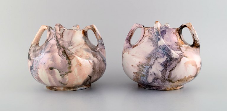 Alf Wallander for Rörstrand. A pair of vases in glazed ceramics. Turned handles 
and beautiful glaze with multicolored marble effect. Early 20th century.
