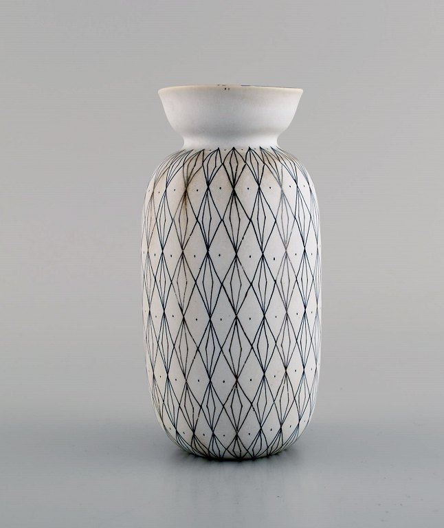 Stig Lindberg for Gustavsberg. Filigran vase i glaseret keramik med håndmalet 
geometrisk dekoration. Midt 1900-tallet.  

