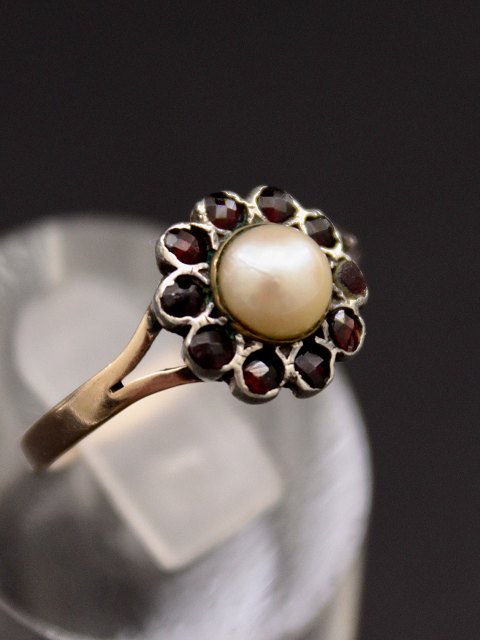 8 carat gold ring size 56 with genuine pearl and garnets