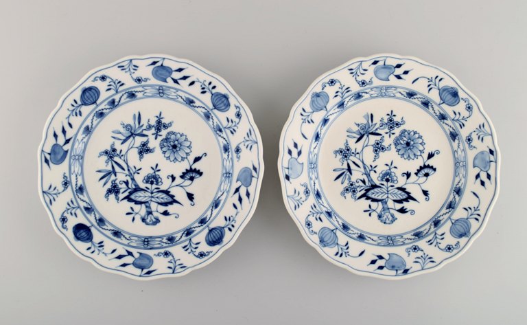 Two antique Meissen "Blue Onion" dinner plates in hand-painted porcelain. Early 
20th century.
