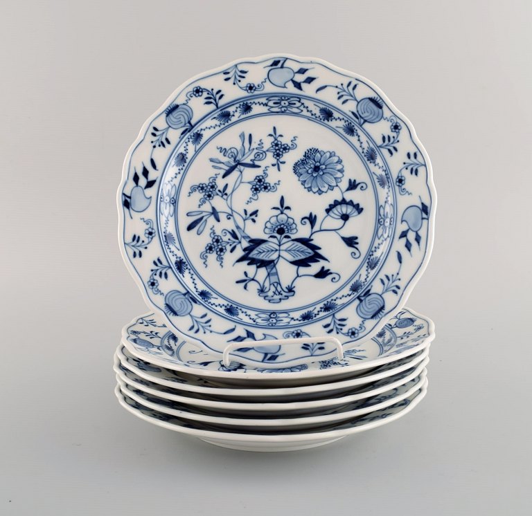 Seks antikke Meissen "Løgmønstret" frokosttallerkener i håndmalet porcelæn. 
Tidligt 1900-tallet.
