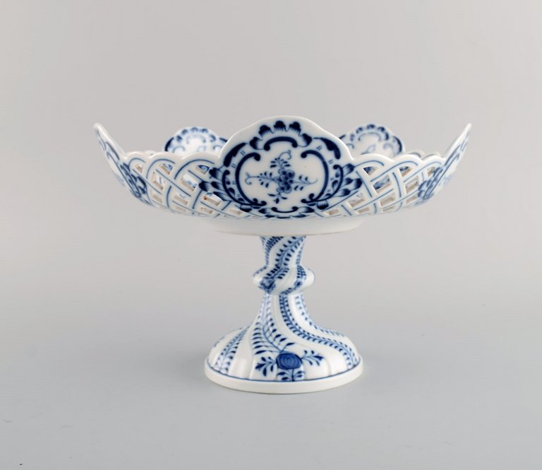 Antique Meissen "Blue Onion" compote in hand-painted porcelain. Early 20th 
century.
