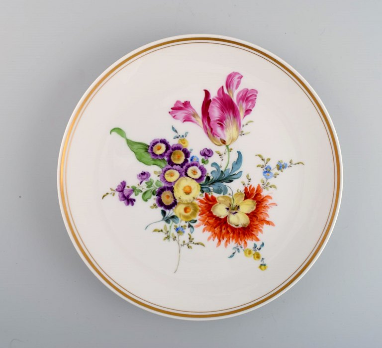 Antique Meissen plate in hand-painted porcelain with floral motifs. 19th / 20th 
century.
