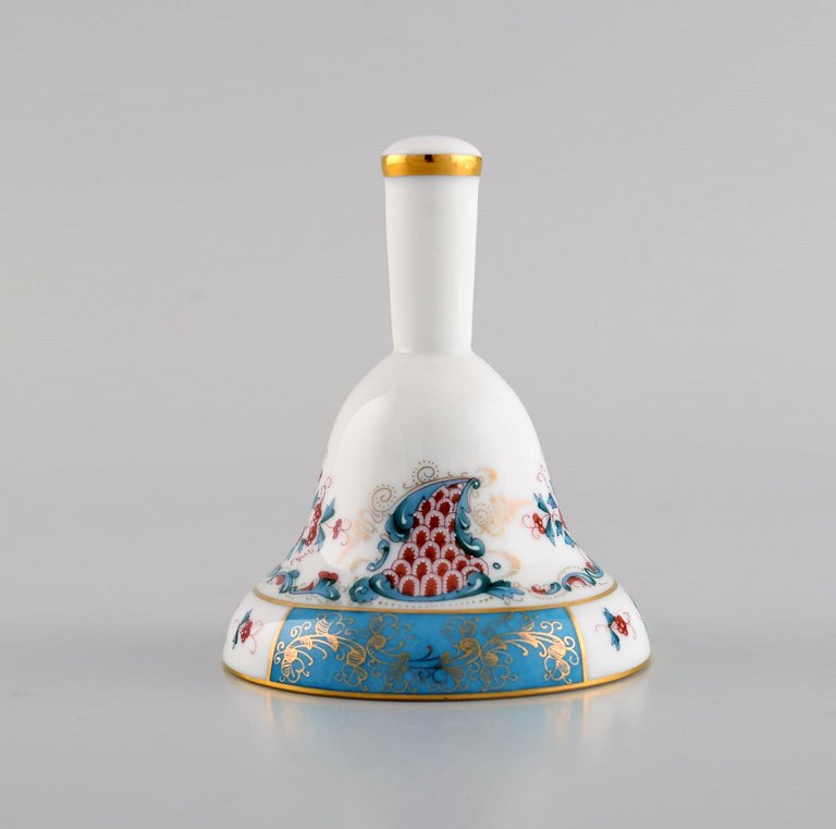 Herend table bell in hand-painted porcelain with flowers and gold decoration. 
1980s.

