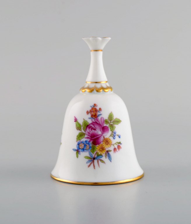 Herend table bell in hand-painted porcelain with flowers and gold decoration. 
1980s.
