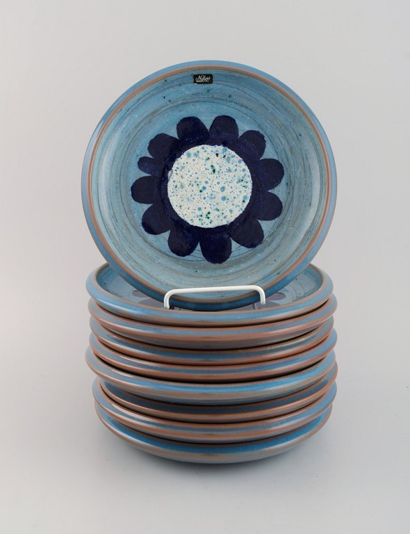Nittsjö, Sverige. Ni retro tallerkener i glaseret stentøj. Smuk glasur i lyse 
blå nuancer. 1960