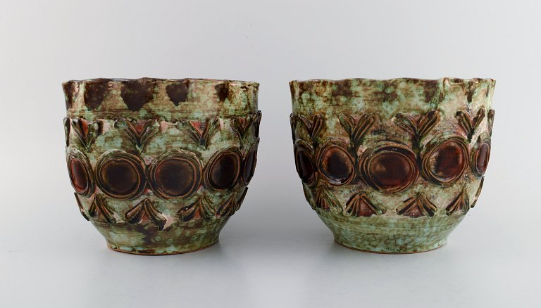 Europæisk studio keramiker. To urtepotteskjuler i glaseret keramik. 
1960/70