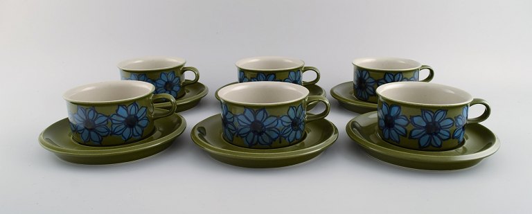 Hilkka-Liisa Ahola (1920-2009) for Arabia. Six retro teacups with saucers in 
glazed stoneware. 1960s.
