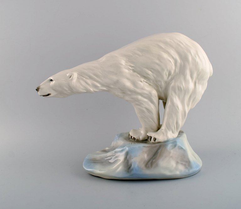 Amphora, Tjekkoslovakiet. Stor håndmalet art deco porcelænsfigur af isbjørn. 
1930/40
