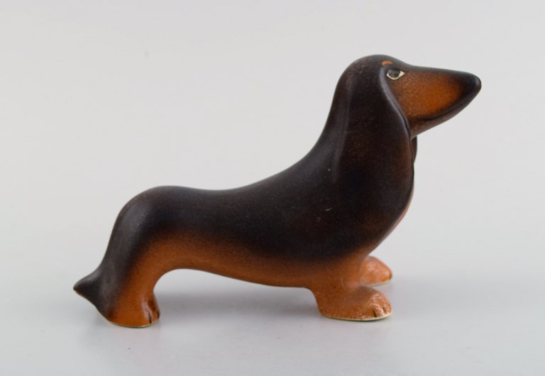 Lisa Larson for K-Studion/Gustavsberg. Gravhund i glaseret keramik. Sent 
1900-tallet.
