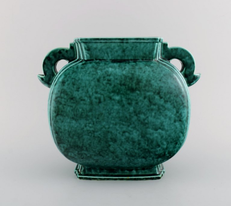 Wilhelm Kåge for Gustavsberg. Large Argenta art deco vase in glazed ceramics. 
Beautiful glaze in shades of green. Mid-20th century.
