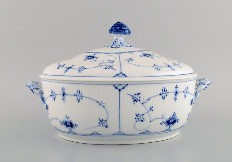 Royal Copenhagen Blue Fluted Plain lidded soup tureen. Model number 1/214. Dated 
1949.
