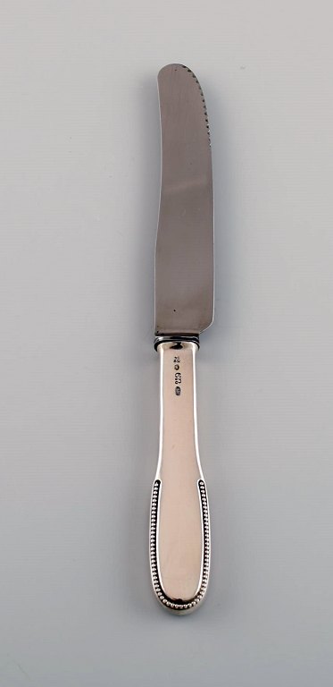 Evald Nielsen number 14 dinner knife in hammered silver (830) and stainless 
steel. 1920s. Four pieces in stock.
