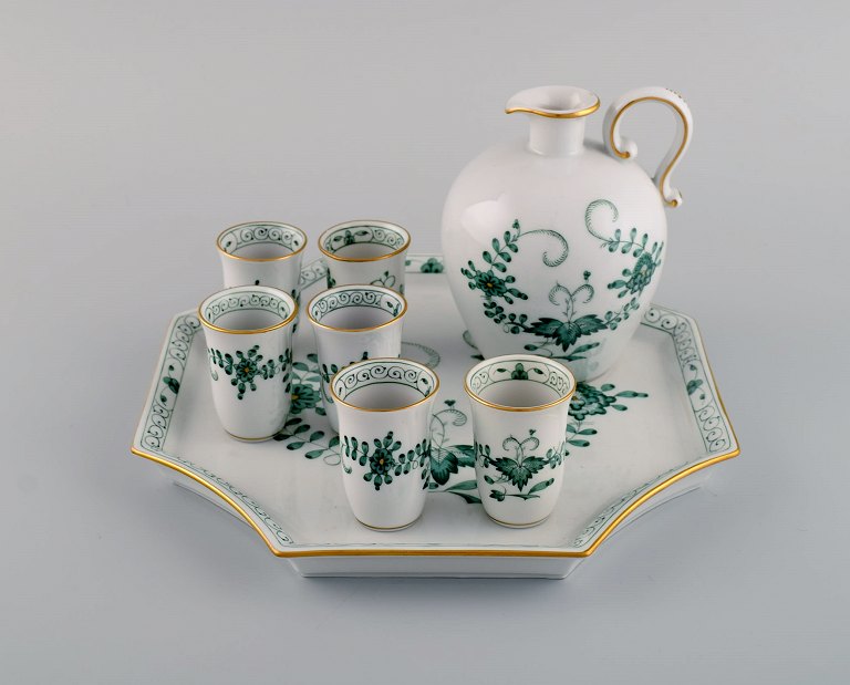 Meissen Indian Green sake/snapse sæt på bakke i håndmalet porcelæn med bladværk 
og gulddekoration. Midt 1900-tallet. 
