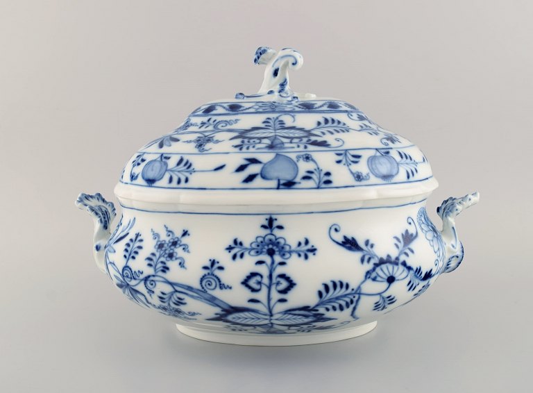 Large antique Meissen "Blue Onion" lidded soup tureen in hand-painted porcelain. 
Early 20th century.
