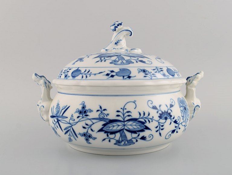 Antique round Meissen "Blue Onion" lidded tureen in hand-painted porcelain. 
Early 20th century.
