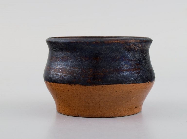 Presumably Lis Krüger and Ole Bjørn Krüger (1922-2007), Danish sculptor and 
ceramicist. Unique bowl in glazed stoneware. 1960s / 70s.
