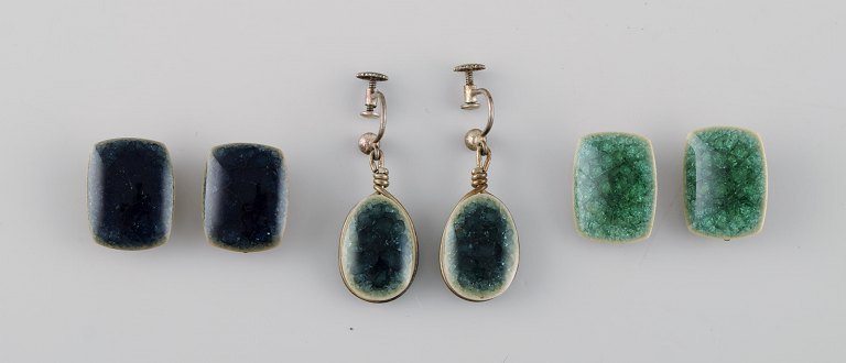 Ole Bjørn Krüger (1922-2007), Danish sculptor and ceramicist. Three pairs of 
unique ear clips in glazed stoneware. Beautiful glaze in blue and green tones. 
1960s / 70s.
