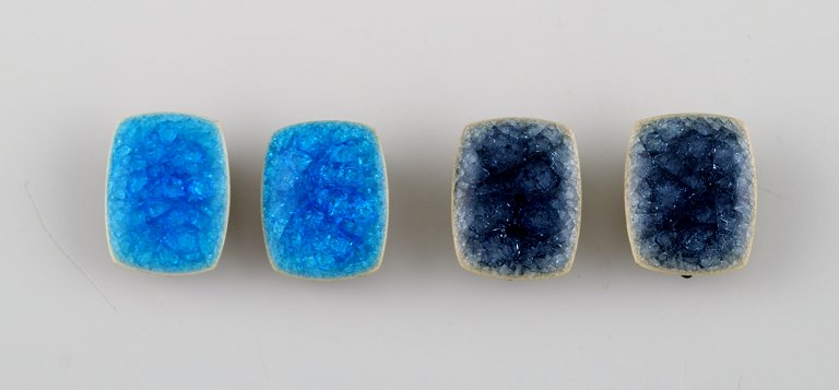 Ole Bjørn Krüger (1922-2007), Danish sculptor and ceramicist. Two pairs of 
unique ear clips in glazed stoneware. Beautiful glaze in blue tones. 1960s / 
70s.
