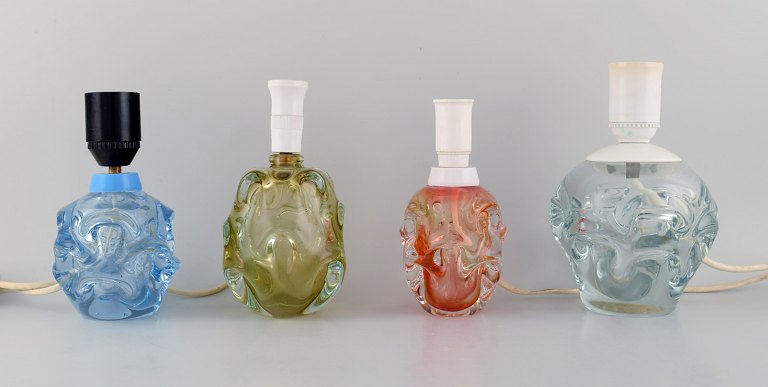 Scandinavian glass artist. Four table lamps in mouth-blown art glass. Mid-20th 
century.
