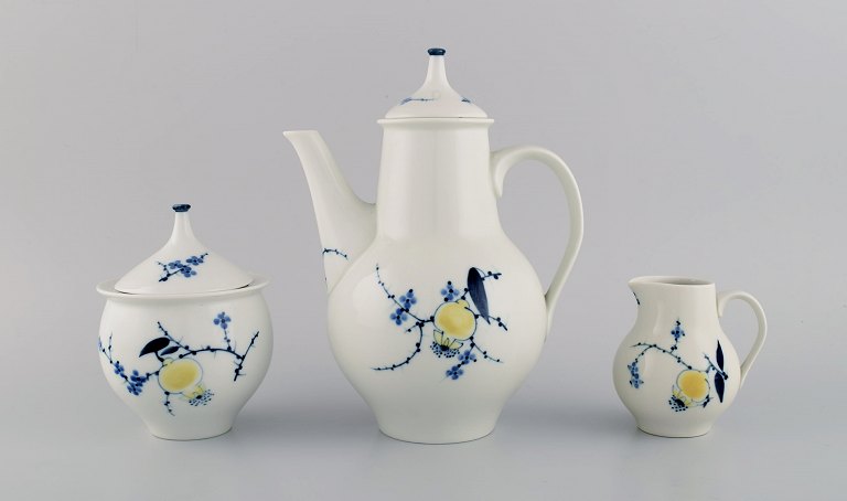 Johannes Hedegaard for Royal Copenhagen. Rare Rimmon coffee pot with sugar / 
cream set in hand-painted porcelain. Dated 1967.
