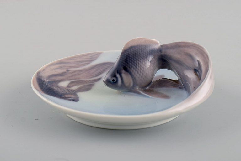 Royal Copenhagen skål med fisk i håndmalet porcelæn. Dateret 1967.
