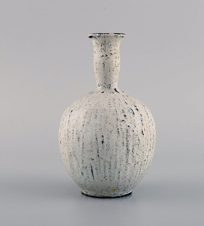 Svend Hammershøi for Kähler, Denmark. Vase in glazed stoneware. Beautiful 
gray-black double glaze. 1930s / 40s.
