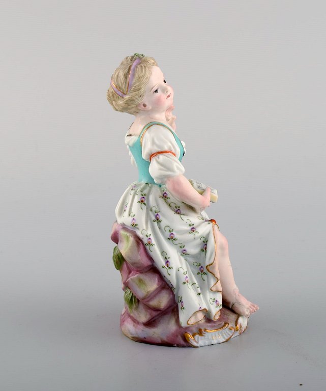 Antik Meissen figur i håndmalet porcelæn. Pige med nodebog. Sent 1800-tallet. 
