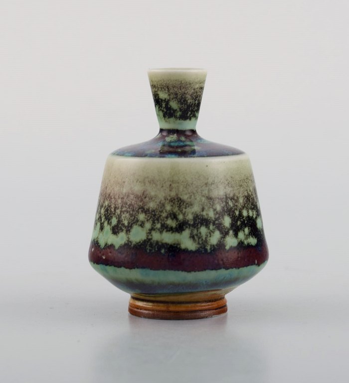 Berndt Friberg (1899-1981) for Gustavsberg Studiohand. Miniature vase in glazed 
stoneware. Beautiful Aniara glaze. Ca. 1970.
