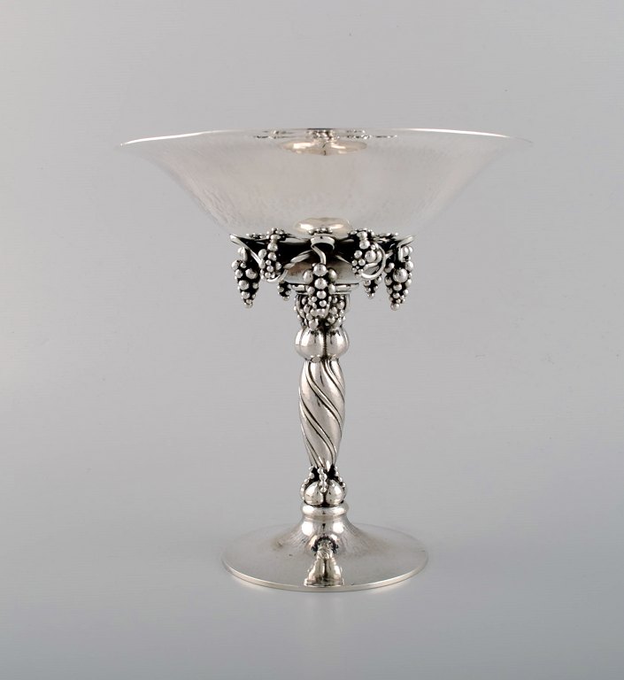 Tidlig Georg Jensen drueklase opsats i sterlingsølv. Modelnummer 263B. Dateret 
1915-1930. 
