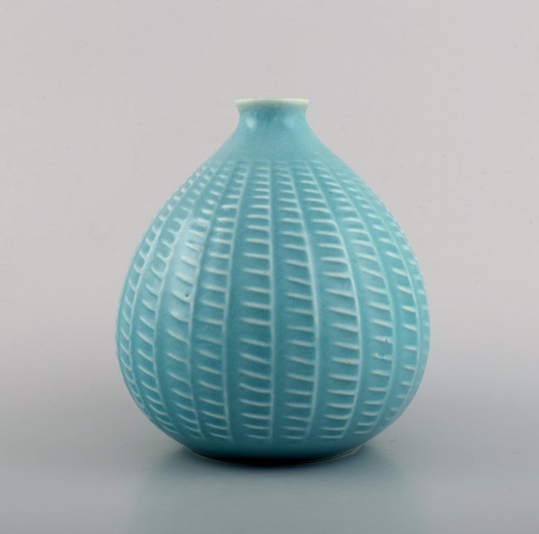 Onion-shaped Arabia vase in glazed ceramics. Beautiful glaze in turquoise 
shades. Finnish design, mid 20th century.
