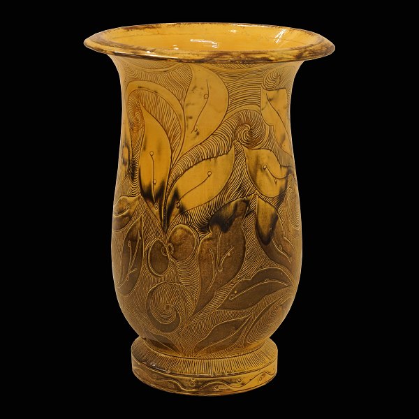 Stor Kähler vase med floral reliefdekoration. Signeret "HAK. keramik. urangul 
glasur. Danmark". H: 45cm