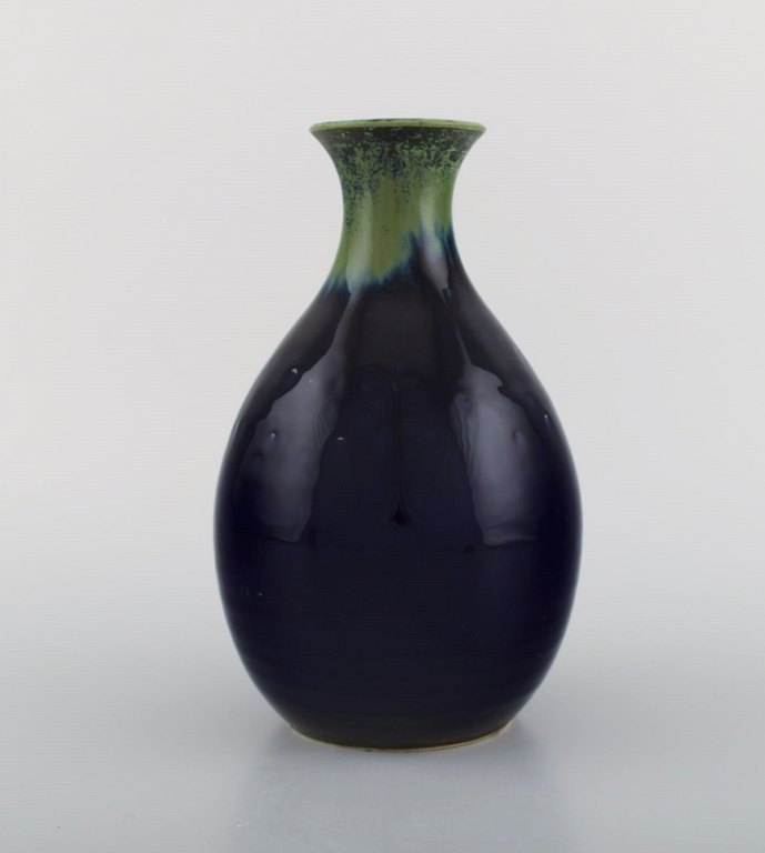 Carl Harry Stålhane (1920-1990) for Designhuset. Vase i glaseret keramik. Smuk 
glasur i grønne og blå nuancer. 1970