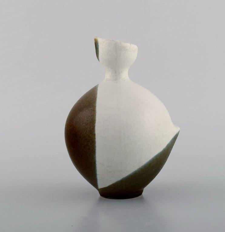 Gabi Citron-Tengborg for Gustavsberg. Buckla vase i glaseret stentøj. Midt 
1900-tallet.
