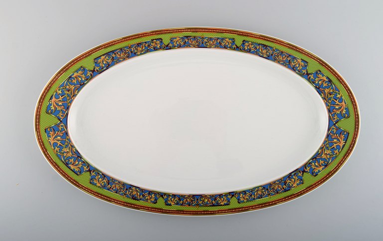 Gianni Versace for Rosenthal. Large "Russian Dream" serving dish in porcelain 
with gold decoration. Late 20th century.
