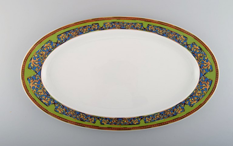 Gianni Versace for Rosenthal. Stort "Russian Dream" serveringsfad i porcelæn med 
gulddekoration. Sent 1900-tallet.
