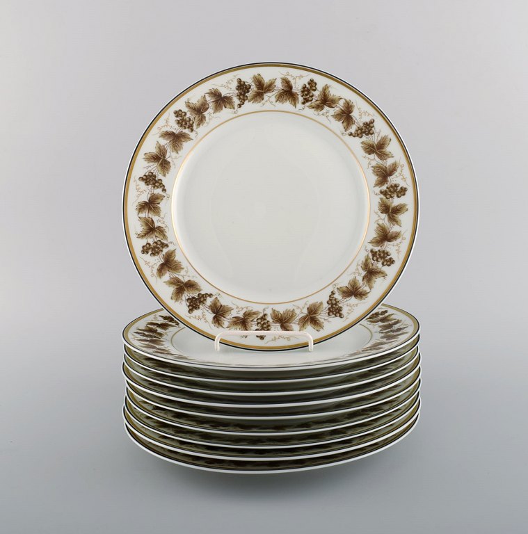 10 Limoges middagstallerkener i porcelæn med håndmalede vindrueranker og 
gulddekoration. 1930/40