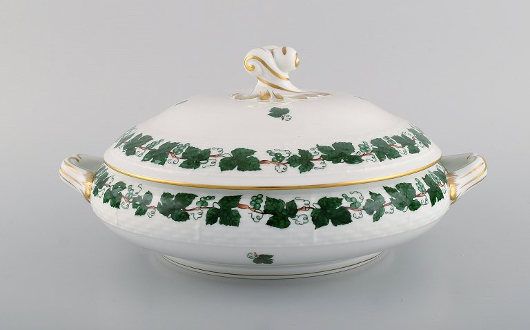 Herend Green Grape Leaf & Vine lågterrin i håndmalet porcelæn. Midt 1900-tallet.
