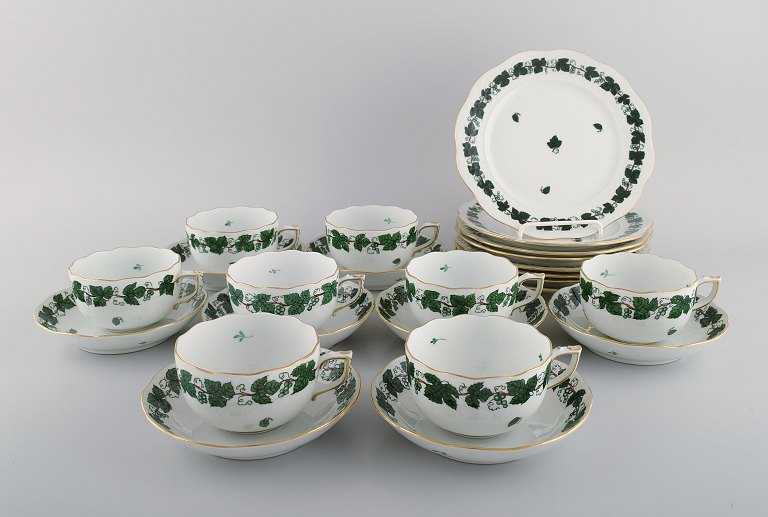 Herend Green Grape & Leaf Vine tea service for eight people in hand-painted 
porcelain. Mid-20th century.
