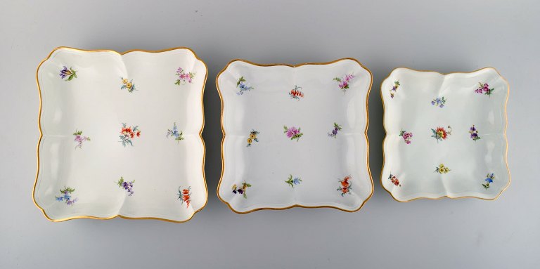 Tre antikke Meissen fade i håndmalet porcelæn med blomster og gulddekoration. 
Sent 1800-tallet. 
