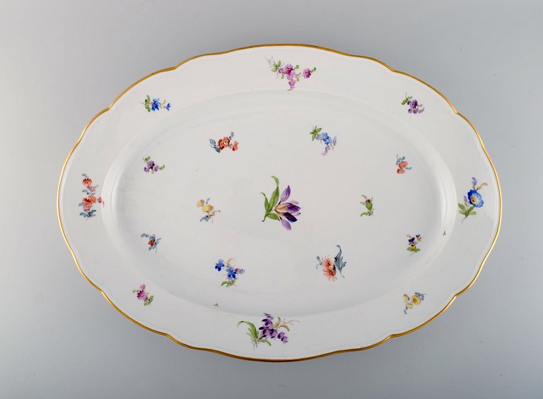 Stort antikt Meissen serveringsfad i håndmalet porcelæn med blomster og 
gulddekoration. Sent 1800-tallet.
