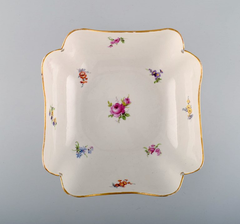Antique Meissen bowl in hand-painted porcelain with flowers and gold decoration. 
Late 19th century.
