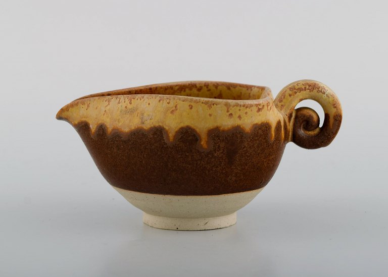 Arne Bang (1901-1983), Denmark. Small jug in partially glazed ceramics. 
Beautiful glaze in brown and orange shades. 1940s / 50s.
