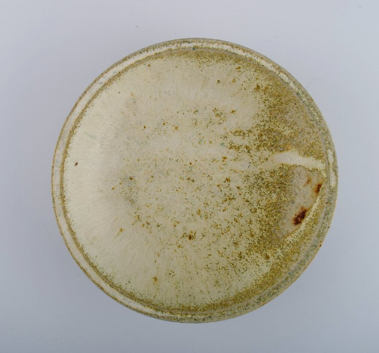 Arne Bang (1901-1983), Denmark. Round dish / bowl in glazed ceramics. Beautiful 
glaze in sand and light earth shades. 1940s / 50s.

