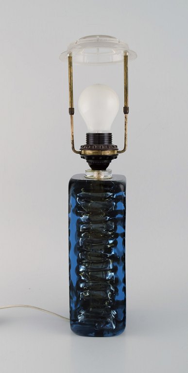 Skandinavisk glaskunstner. Bordlampe i blåt mundblæst kunstglas. Midt 
1900-tallet. 
