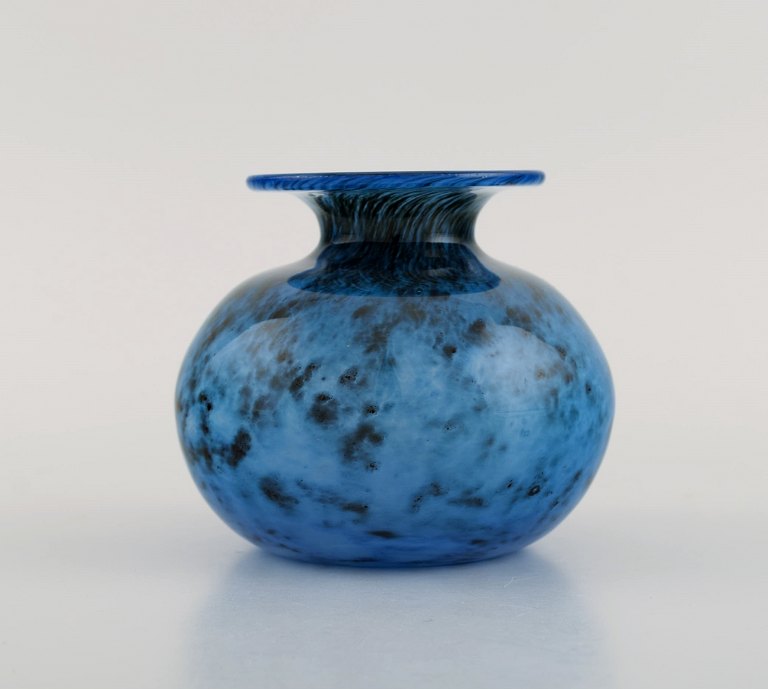 Bertil Vallien for Kosta Boda. Vase i blåt mundblæst kunstglas. Svensk design, 
1980