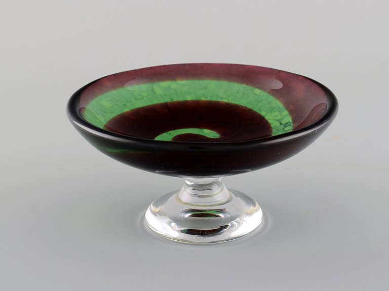 Göran Wärff (f.1933) for Kosta Boda. Skål / opsats i mundblæst kunstglas. Spiral 
design i røde og grønne nuancer. 1980
