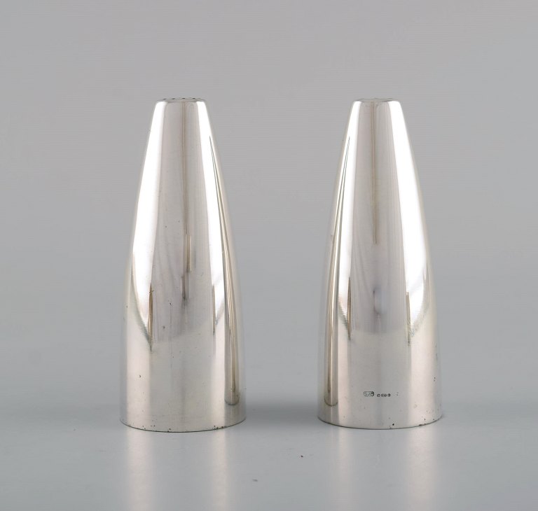 Henning Koppel (1918-1981) for Georg Jensen. Salt and pepper shaker in sterling 
silver # 1102.
