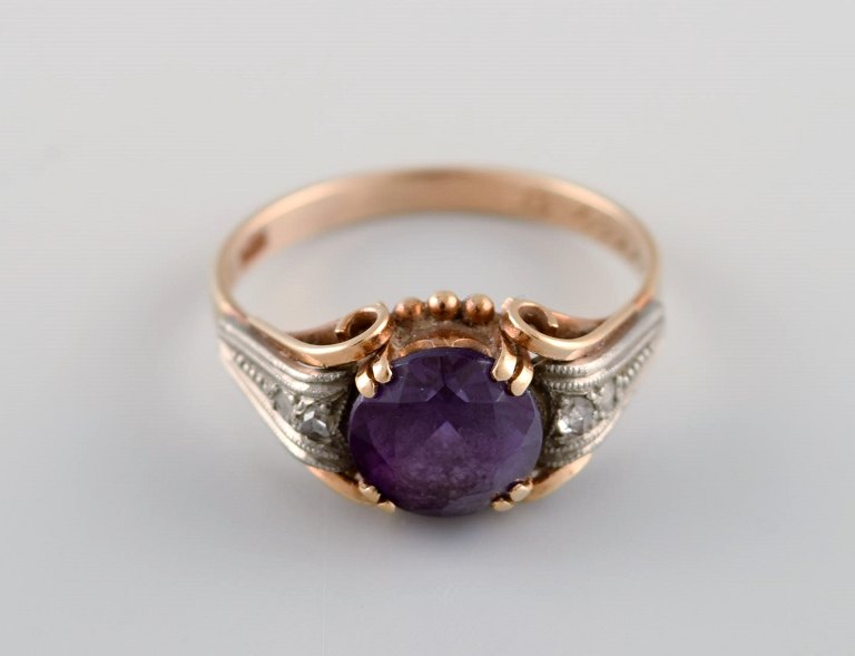 Scandinavian jeweler. Vintage ring in 14 carat gold adorned with purple stone. 
Mid-20th century.
