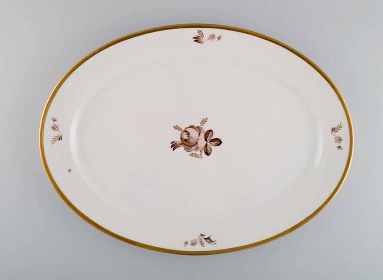 Ovalt Royal Copenhagen Brun Rose serveringsfad. Modelnummer 688/9010. Dateret 
1962. To stk på lager. 
